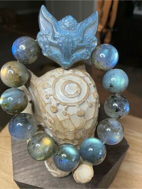Flashy Labradorite Bracelet 15mm with Labradorite Fox Mask Carving